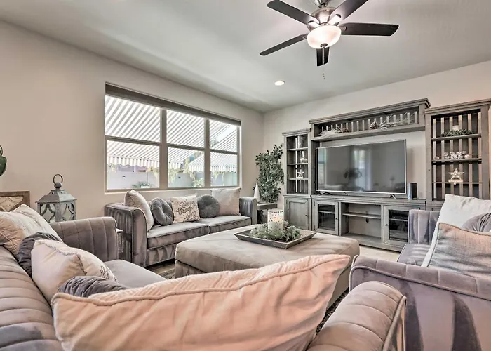 Pool, Hot Tub! San Tan Valley Snowbird Getaway