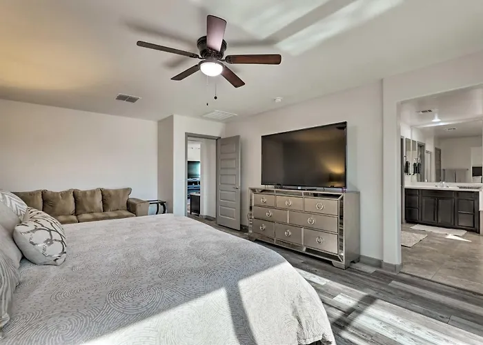 Pool, Hot Tub! San Tan Valley Snowbird Getaway Holiday home