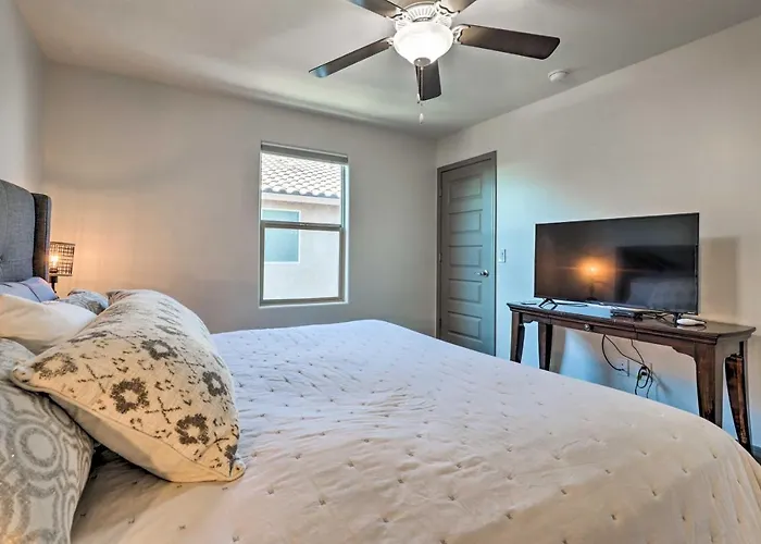 Pool, Hot Tub! San Tan Valley Snowbird Getaway Holiday home *